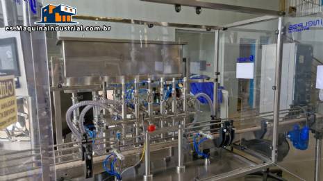 L�nea de llenado completa con m�quinas Tecman Nelpas Tecnoenvase Tudela para el llenado, etiquetado, taponado y posicionamiento de botellas de l�quidos cosm�ticos.