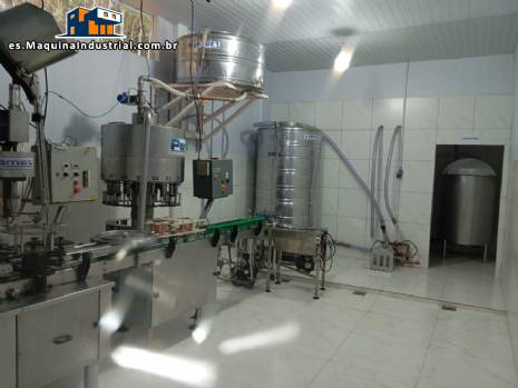 L�nea industrial para el embotellado de bebidas como zumos, c�cteles, vinos y cacha�a.