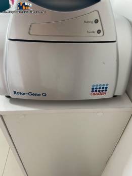 Termociclador QIAGEN para PCR en tiempo real para pruebas de biolog�a molecular.