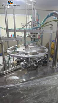 Máquina de llenado rotativa con unidad de taponado y sellado para vasos y tarros Mirainox para productos pastosos. Máquina de llenado rotativa con unidad de taponado y sellado para vasos y tarros Mirainox para productos pastosos.