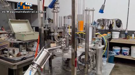 Máquina rotativa de llenado y dosificación con unidad de taponado y sellado para vasos y botellas, con capacidad para 2.000 unidades. Máquina rotativa de llenado y dosificación con unidad de taponado y sellado para vasos y botellas, con capacidad para 2.000 unidades.